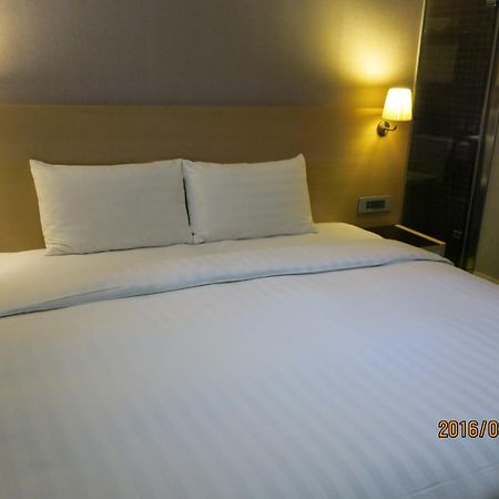麗馨商旅七賢館 Hotel Каосюн Екстериор снимка