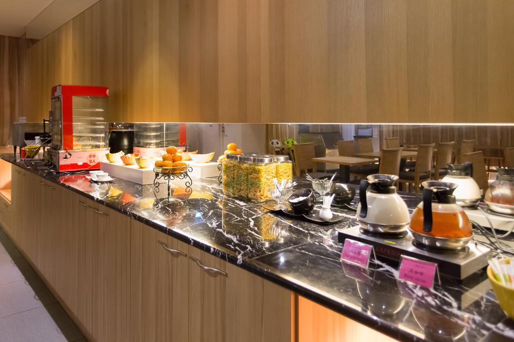 麗馨商旅七賢館 Hotel Каосюн Екстериор снимка