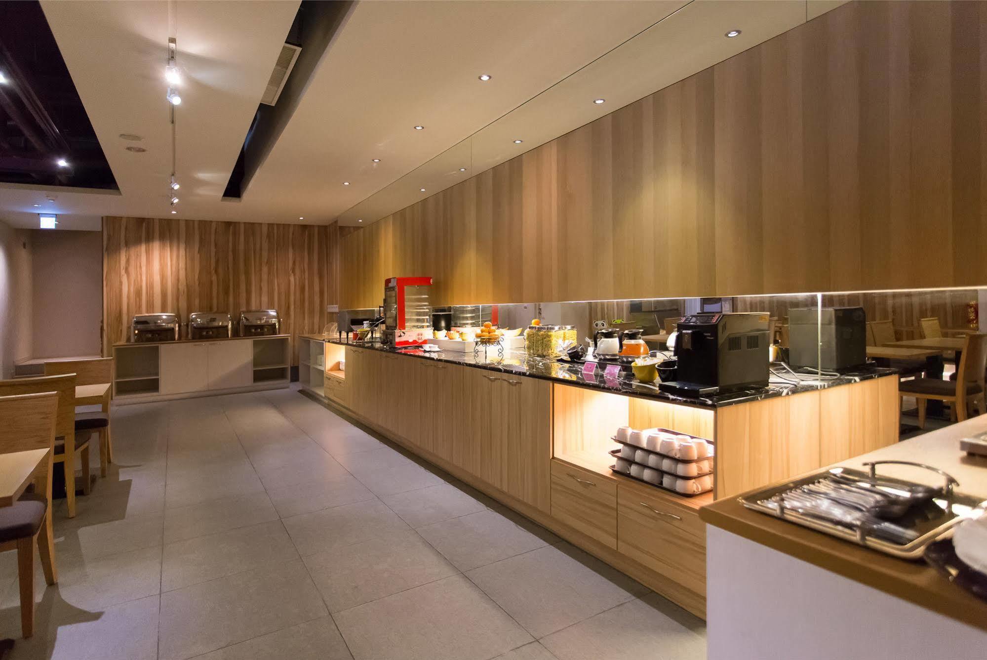 麗馨商旅七賢館 Hotel Каосюн Екстериор снимка