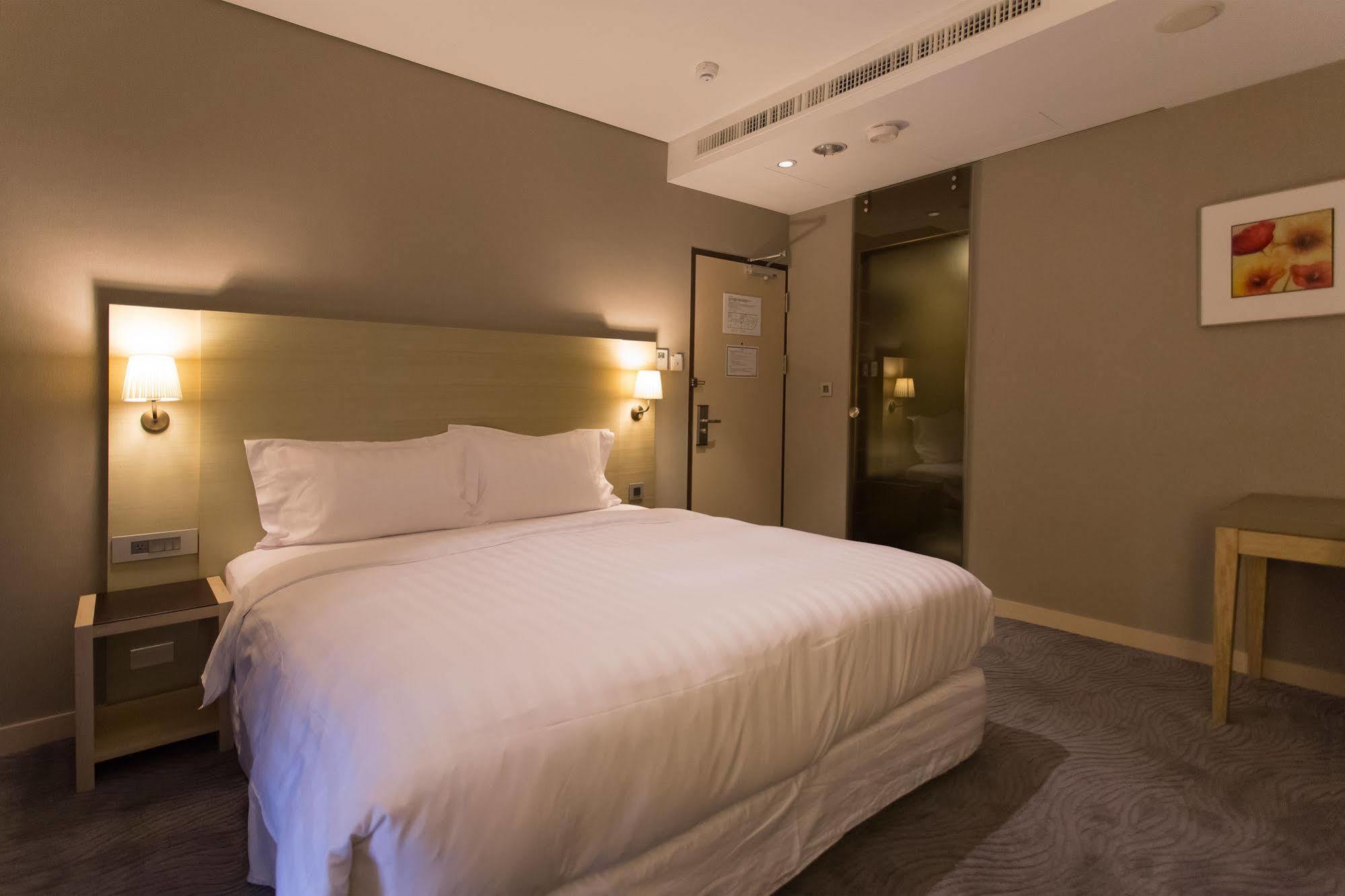 麗馨商旅七賢館 Hotel Каосюн Екстериор снимка