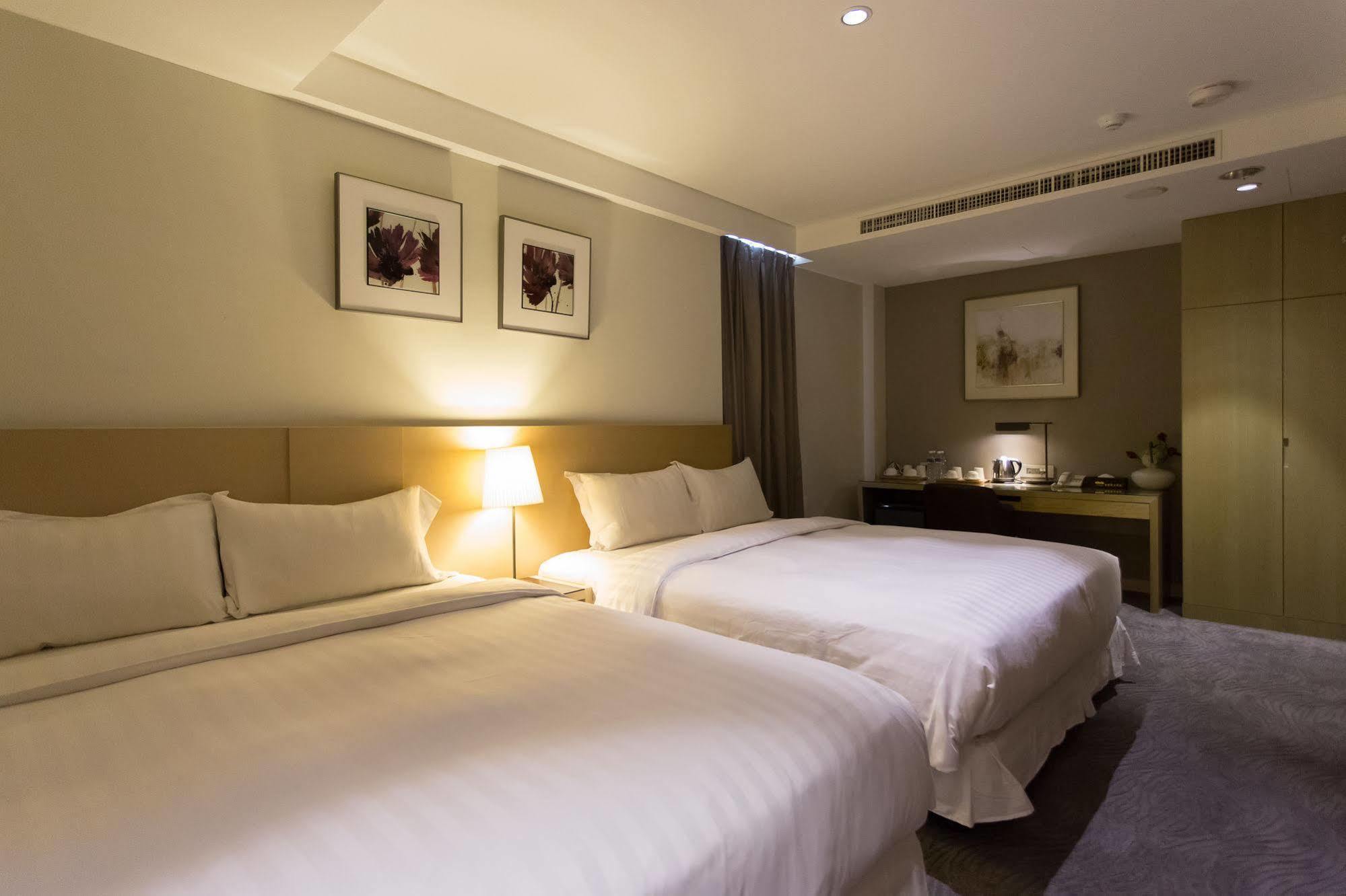 麗馨商旅七賢館 Hotel Каосюн Екстериор снимка