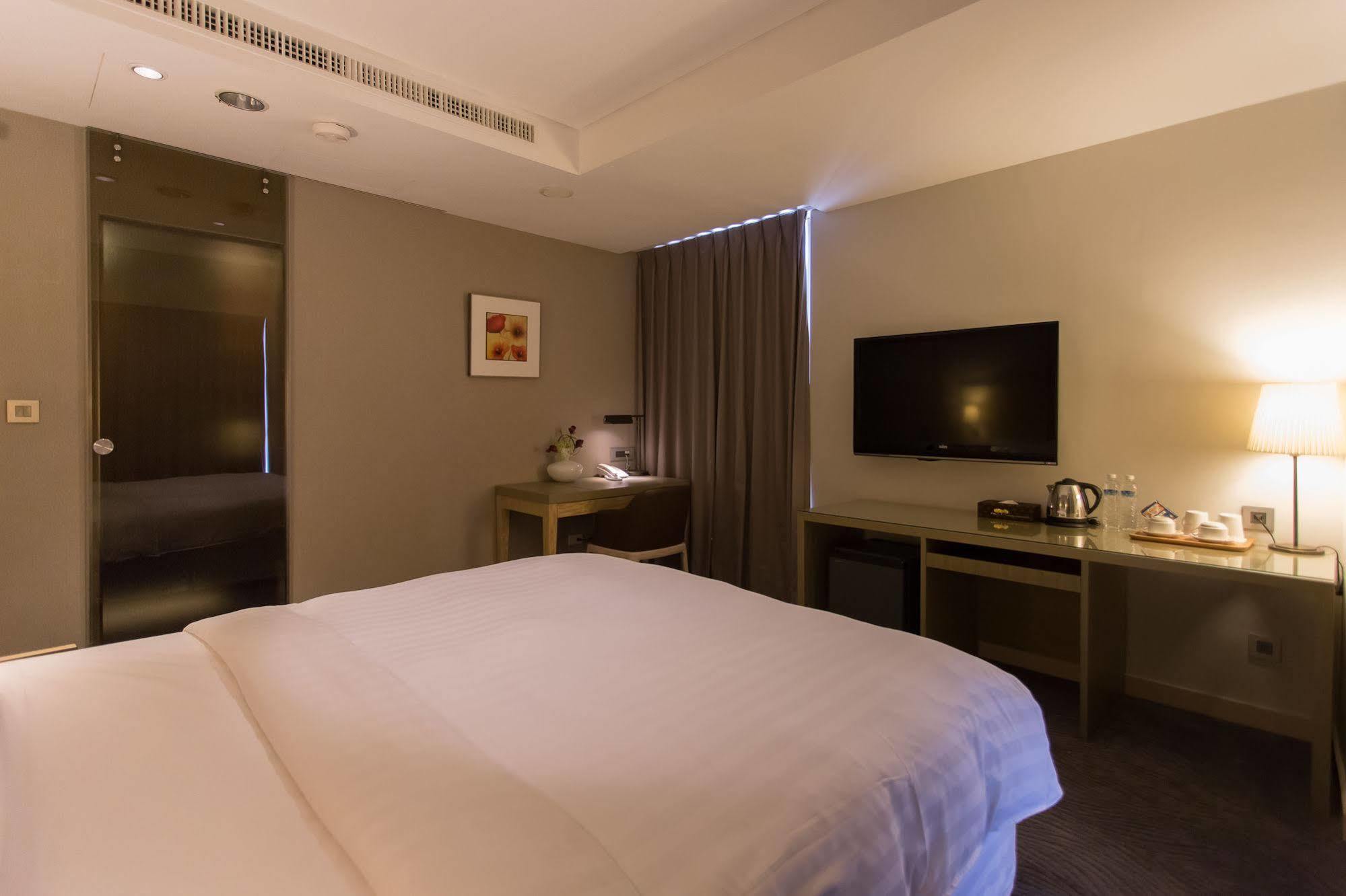 麗馨商旅七賢館 Hotel Каосюн Екстериор снимка