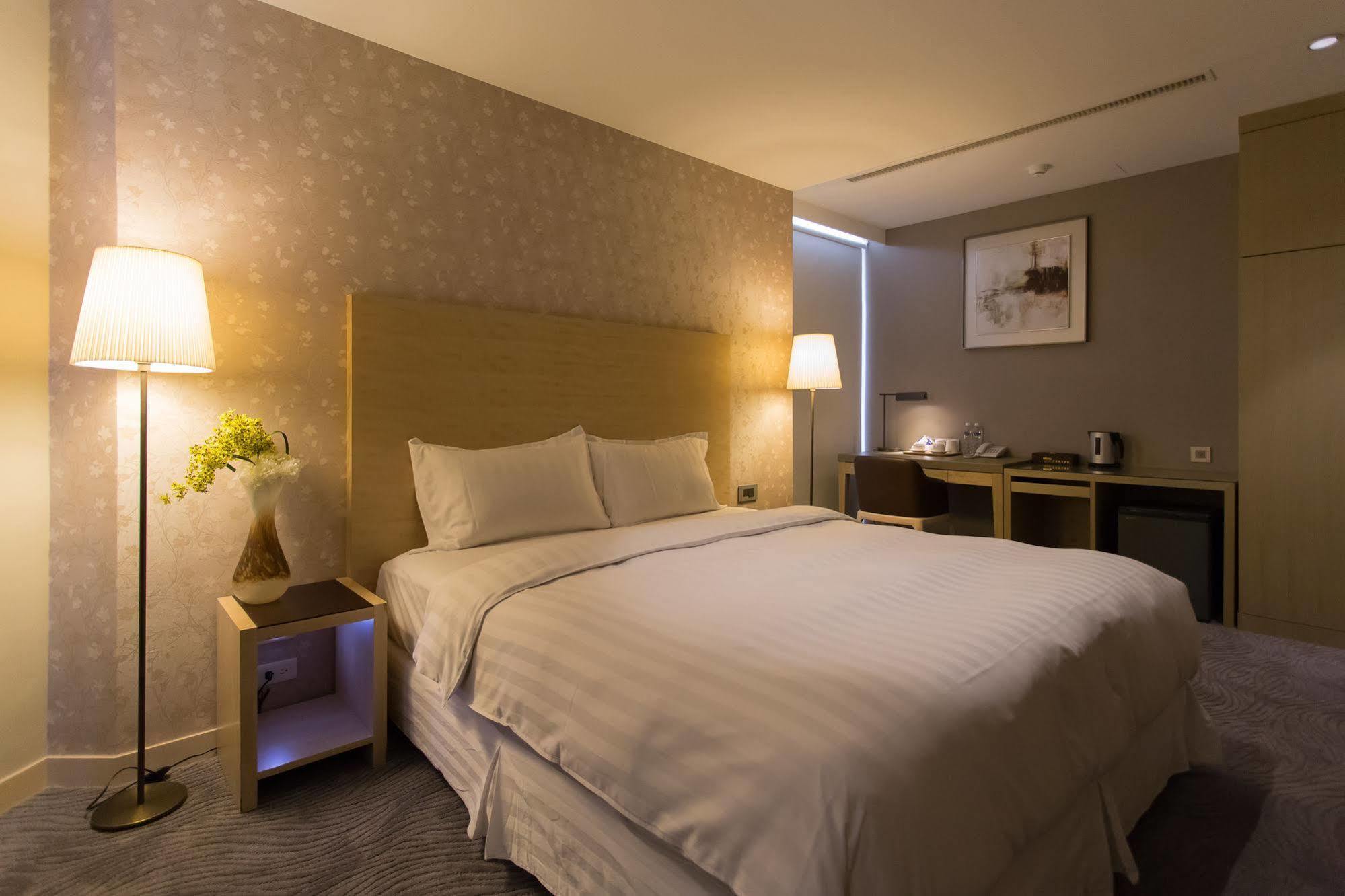麗馨商旅七賢館 Hotel Каосюн Екстериор снимка