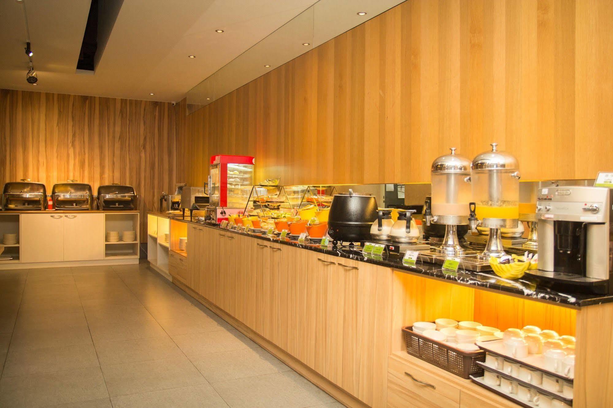 麗馨商旅七賢館 Hotel Каосюн Екстериор снимка