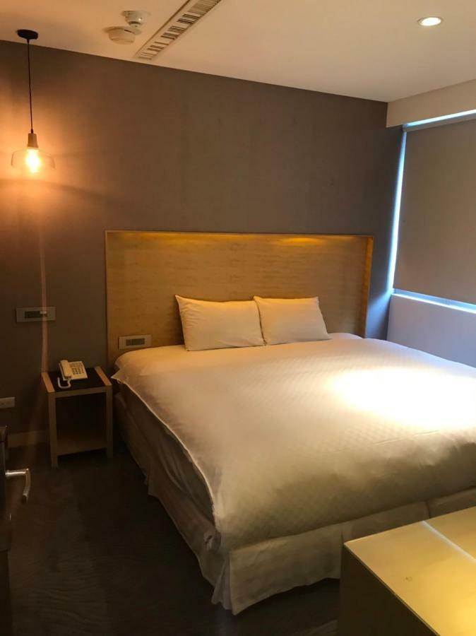 麗馨商旅七賢館 Hotel Каосюн Екстериор снимка