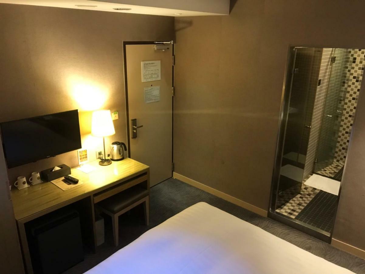 麗馨商旅七賢館 Hotel Каосюн Екстериор снимка