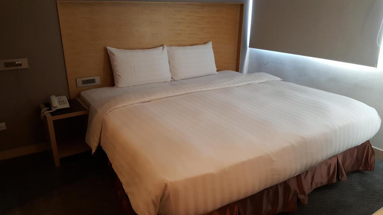 麗馨商旅七賢館 Hotel Каосюн Екстериор снимка